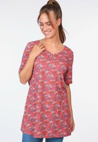 Rote Tunika mit Blumenmuster, kurzen Ärmeln, rundem Ausschnitt und einem Knopfakzent an der Vorderseite. Weicher Stoff mit lockerer Passform.