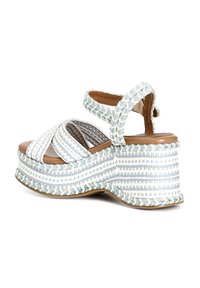 Geweven platform sandalen met een blauw-wit geruit patroon, een gevlochten enkelband en een textuurzool voor grip.