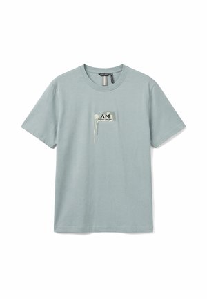 Lichtblauw T-shirt met korte mouwen, een ronde hals en een klein logoplaatje aan de voorkant met de tekst "AM Antony Morato".