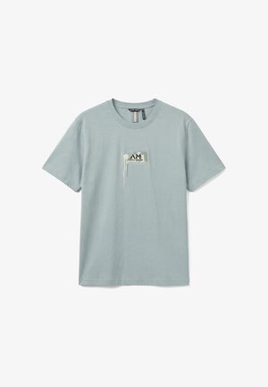 Lichtblauw T-shirt met korte mouwen, een ronde hals en een klein logoplaatje aan de voorkant met de tekst "AM Antony Morato".