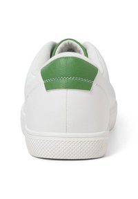 Fehér bőr sneaker zöld díszítéssel a saroknál, textúrált gumitalppal és letisztult, minimalista dizájnnal. Csak hátulnézet.