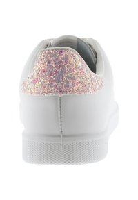 Baskets blanches avec une semelle en caoutchouc texturé et blanche, et un accent en paillettes scintillantes iridescentes au talon. Tige en synthétique lisse.