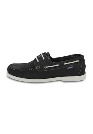 Chaussure bateau en cuir noir avec des coutures et des lacets blancs, dotée d'une semelle en caoutchouc et d'une petite étiquette bleue sur le côté.