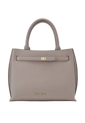 Grå læderhåndtaske med struktureret form, dobbelte håndtag, en frontklap med en guldlås og præget logo nederst.