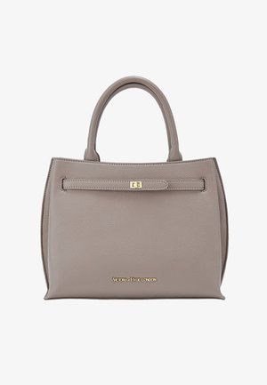 Grå læderhåndtaske med struktureret form, dobbelte håndtag, en frontklap med en guldlås og præget logo nederst.