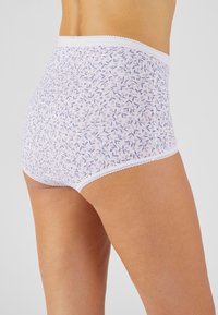 Hoge taille witte katoen ondergoed met een bloemenpatroon in paars en roze. Heeft een kanten rand langs de tailleband en beenopeningen.