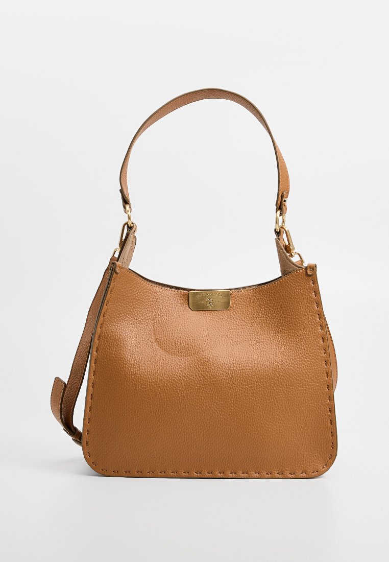 Braune Lederhandtasche in strukturierter Form, mit einer goldenen Hardware-Plakette und einem abnehmbaren Schulterriemen mit Nähakzenten.