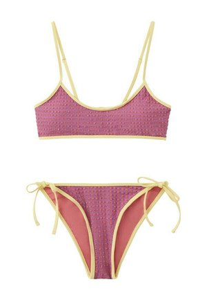 Bikini de dos piezas con patrón texturizado en tonos púrpura y rosa, ribete amarillo, tirantes ajustables y braguitas con lazo lateral.
