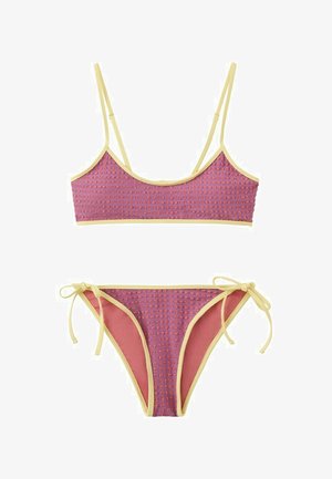 Bikini deux pièces avec motif texturé violet et rose, bordure jaune, bretelles réglables et bas à nouer sur les côtés.