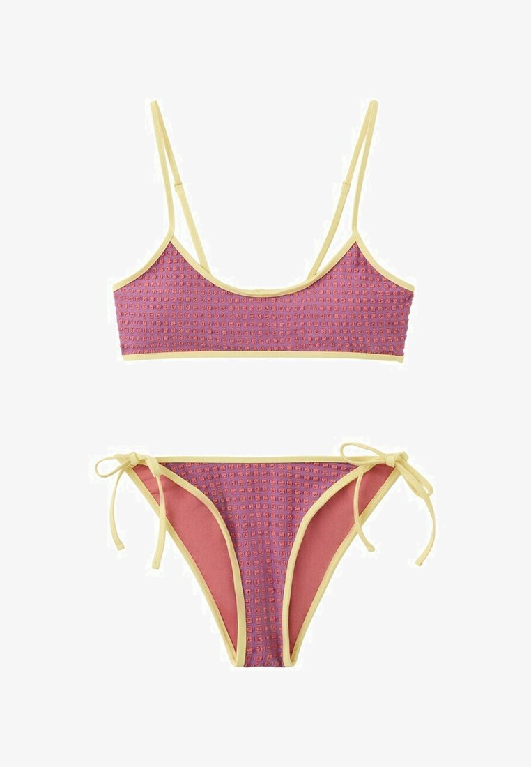 Zweiteiliger Bikini mit lila und pinkem strukturiertem Muster, gelbem Besatz, verstellbaren Schulterriemen und seitlich gebundenen Hosen.