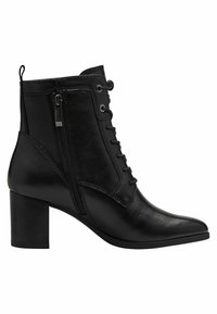 Botas negras de cuero hasta el tobillo con punta afilada, cremallera lateral, cordones en la parte delantera y un resistente tacón cuadrado. Textura suave y acentos mínimos.