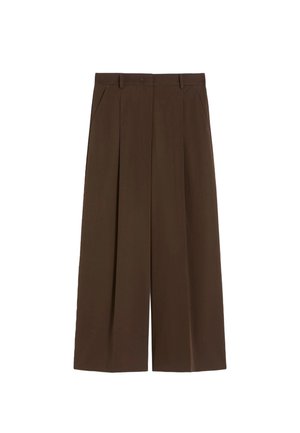 Pantaloni marroni a gamba larga con pieghe, passanti per cintura e tasche laterali, esposti su sfondo bianco.