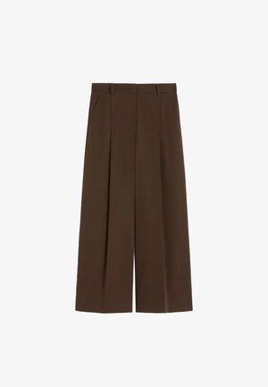 Pantaloni marroni a gamba larga con pieghe, passanti per cintura e tasche laterali, esposti su sfondo bianco.