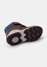 Brun ankelboot med blå textilaccent, kardborrlås och mönstrad gummisula med zigzagmönster för grepp.