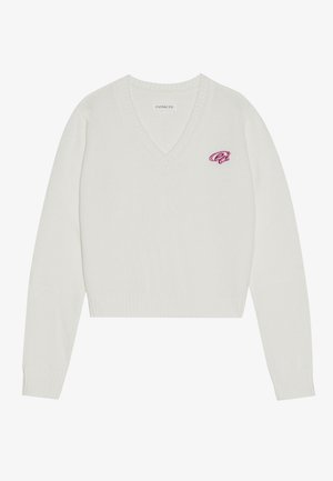 Pull en tricot blanc avec un col en V, des poignets et un ourlet côtelés. Présente un petit logo brodé en rose sur le côté gauche de la poitrine.