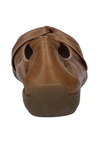 Chaussure en cuir brun avec un bout arrondi, dotée de sangles croisées et d'une semelle en caoutchouc. Le design comprend des découpes pour la respirabilité.