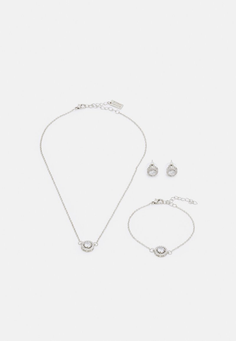Drei-teiliges Schmuckset aus Silber; beinhaltet eine Halskette, ein Armband und Ohrringe. Jedes Stück hat ein kreisförmiges, funkeldes Stein-Mittelstück.