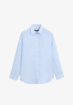 Chemise à manches longues bleu clair avec des rayures verticales blanches et un col pointu, présentée sur un fond blanc.