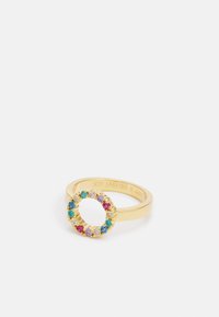 Guldring med en cirkulär design inlagd med flerfärgade stenar inklusive blå, rosa och lila, med en polerad slät band.