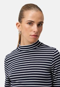 Pulóver s vysokým golierom v námorníckej modrej a bielej pruhovanej farbe, priliehavý strih, mäkká tkanina, vybavený vysokým golierom a dlhými rukávmi.