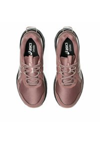 Par de zapatillas de running Asics rosas con parte superior de malla, cordones y plantillas acolchadas Ortholite negras, vistas desde arriba sobre fondo blanco.