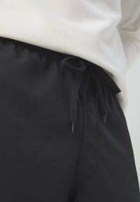 Nike Performance FORM - Pantalón corto de deporte - black/sundial/vivid purple