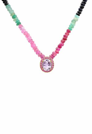 Collar de piedras preciosas multicolores que presenta cuentas rosas, verdes y negras. En el centro hay una gran piedra ovalada de color púrpura claro enmarcada por acentos rosas.