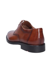 Hnědé kožené boty s elegantním designem, zaobleným podpatkem a černou gumovou podrážkou. Obsahují jemné švy a hladký povrch.