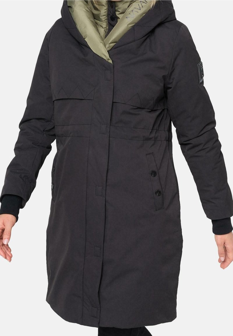 Svart isolerad parkas med huva, har en tvåtonad insida, justerbara ärmslut, knäppt stängning och sidofickor.