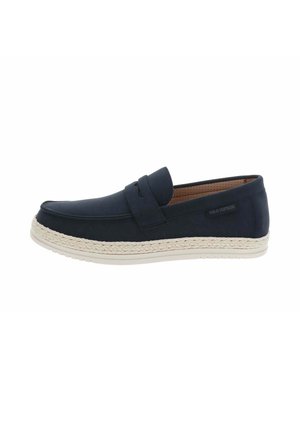 Mocassino slip-on blu navy con dettaglio beige intrecciato sulla soletta intermedia, suola esterna in gomma bianca e fodera interna traforata color cuoio su sfondo bianco.