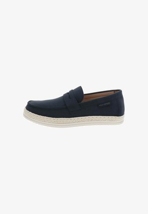 Mocassin bleu marine à enfiler avec détail tissé beige sur la semelle intermédiaire, semelle extérieure blanche en caoutchouc et doublure intérieure perforée beige sur fond blanc.