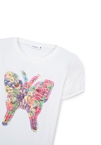 T-shirt bianca in cotone con maniche a sbuffo, caratterizzata da un design di farfalla multicolore realizzato in paillettes con motivi floreali.