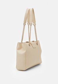 Beige Leder-Tote mit einer strukturierten Oberfläche, kurzen flachen Tragegriffen und goldenen Kettenakzenten. Rechteckige Form mit einem klaren Design.