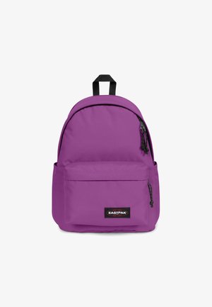 Sac à dos en tissu violet avec un sommet arrondi, une poche zippée à l'avant, des bretelles réglables et un patch logo noir sur le devant inférieur.
