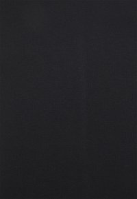 Texture de tissu noir uni avec un fin motif en côtes tricotées, montrant des lignes verticales subtiles et une surface douce du matériau.