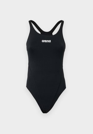 Fato de banho preto de uma peça feito de material macio e elástico. Possui alças largas e um logótipo branco no peito. Textura suave, design minimalista.