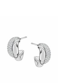 Srebrne kolczyki typu koła z fakturowaną powierzchnią oraz rzędem przezroczystych kryształków po jednej stronie, zaprojektowane w gładkim, zakrzywionym kształcie.