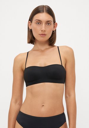 Zwarte strapless beha met een gladde textuur, voorzien van dunne verstelbare bandjes en een gevormde pasvorm. Vergezeld van bijpassende zwarte bikini slip.