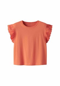 Haut à manches courtes en coton corail avec des manches en dentelle à œillets et volants, encolure ronde et coupe décontractée. Texture lisse avec des bords festonnés.