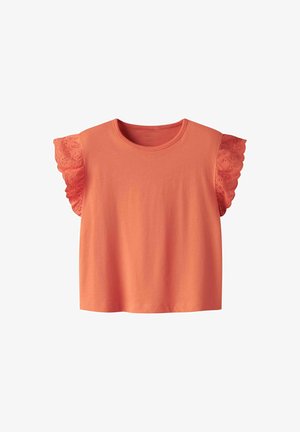 Haut à manches courtes en coton corail avec des manches en dentelle à œillets et volants, encolure ronde et coupe décontractée. Texture lisse avec des bords festonnés.