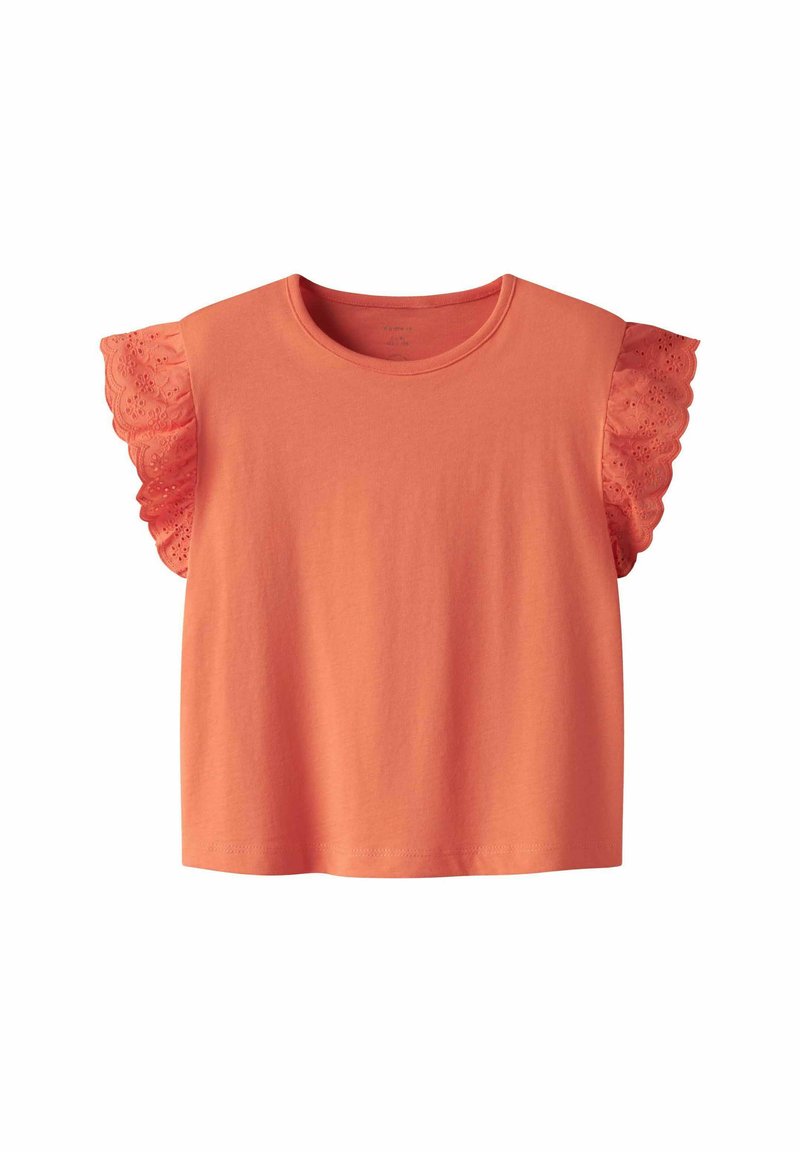 Haut à manches courtes en coton corail avec des manches en dentelle à œillets et volants, encolure ronde et coupe décontractée. Texture lisse avec des bords festonnés.