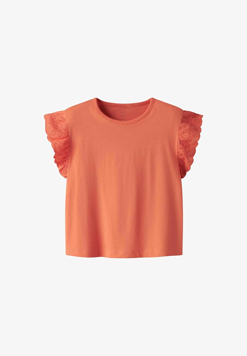 Haut à manches courtes en coton corail avec des manches en dentelle à œillets et volants, encolure ronde et coupe décontractée. Texture lisse avec des bords festonnés.
