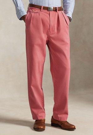 WHITMAN RELAXED FIT PLEATED CHINO PANT UNISEX - Nohavice chinos - pink