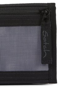 Schwarze Geldbörse mit einem transparenten Mesh-Bereich, Reißverschluss und einer strukturierten Oberfläche. Mit einem gestickten Logo an der Seite.