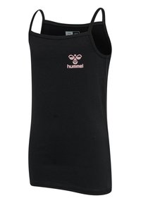 Top de tirantes negro hecho de una tela suave, con tirantes finos y un logo rosa en la parte delantera, con un diseño simple y ceñido.