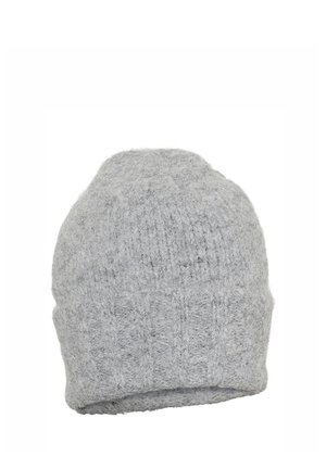 Bonnet d'hiver tricoté doux gris clair avec motif côtelé et bord replié, présenté sur fond blanc.