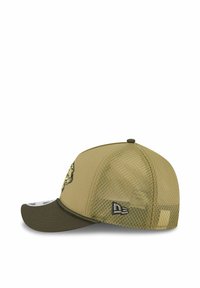 Khakifarbene Baseballmütze mit einem strukturierten Netzrücken, einem gebogenen Schirm und einem gestickten Logo auf der Vorderseite. Auf der Seite befindet sich ein schwarzes Akzentlogo.