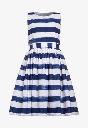 Sukienka w paski z bezrękawowym krojem, z wyraźnymi granatowymi i białymi poziomymi paskami, dopasowaną górą i rozkloszowanym dołem.