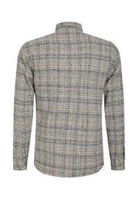 Camisa de manga larga en un patrón de cuadros gris y amarillo, hecha de tela texturizada, con un cuello clásico y puños con botones.