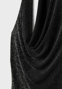 Svart draperat tyg topp med metallisk silverpärlbroderi, slät textur och en samlad halsringning. Elegant drapering skapar mjuka veck.